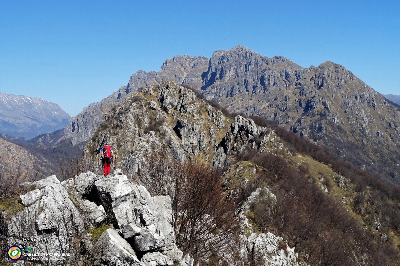 51 Avanti in cresta tra roccette per la terza cima, Corna Camozzera .JPG -                                